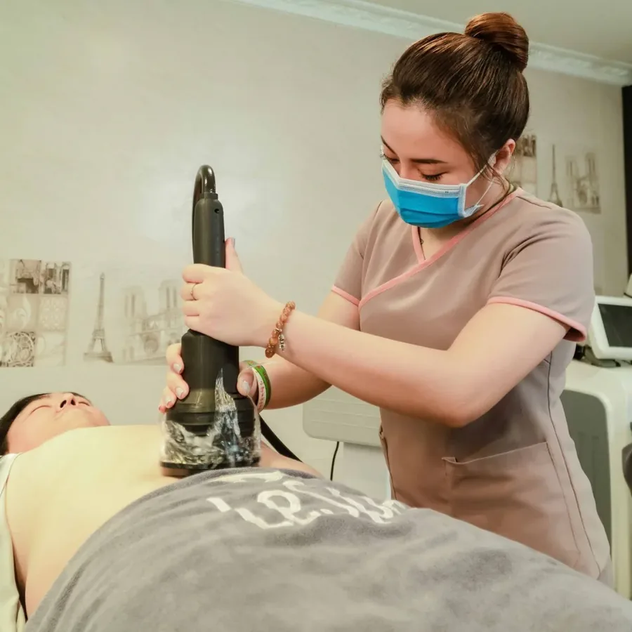 Kỹ thuật viên đang chăm sóc khách